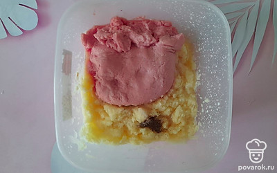 Соедините фарш с картофелем, добавьте специи. 