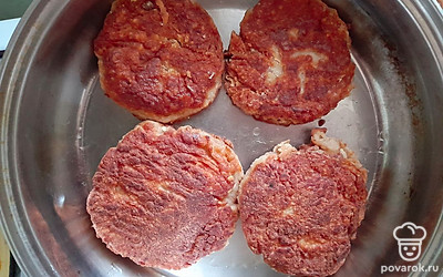 Подогрейте сковороду и налейте масло. Обжаривайте котлеты с двух сторон, до образования золотистой корочки.