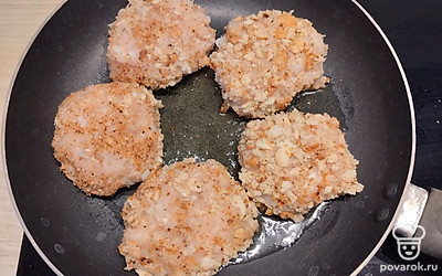 Сформировать котлеты. Обвалять в сухарях, обжарить на сковороде с двух сторон.