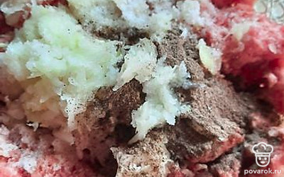 Лук натереть на тертке. Добавить соль и перец. 