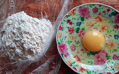 Приготовить муку и яйцо.