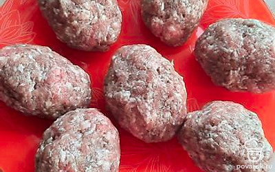 Слепить котлетки.