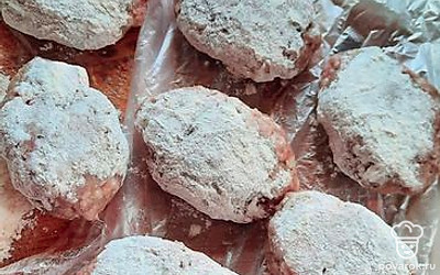 Обвалять котлетки в муке.