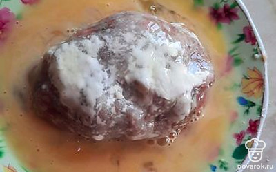 Затем обвалять в яйце. 