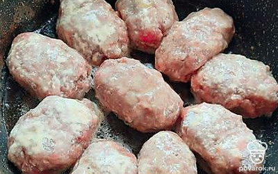 Выложить котлетки на сковороду. 