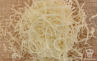Сыр натереть на средней терке.