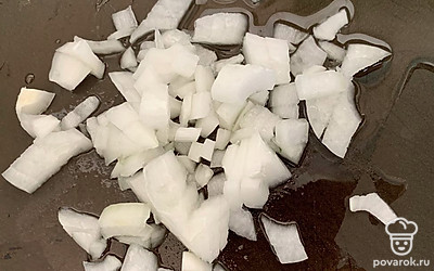 Лук нарезать на кусочки и обжарить на сковородке до золотистой корочки.