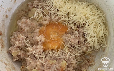 Добавить яйцо и сыр.