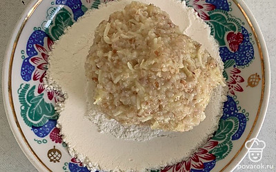 Сформировать биточки и обвалять в муке.