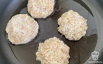 Выложить на разогретую сковородку.