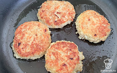 Обжарить до золотистой корочки, с двух сторон.