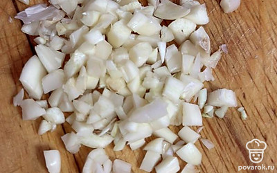Лук чистим и нарезаем кубиками.