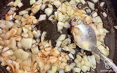 В сковородку наливаем масло и поджариваем лук.