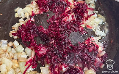 Натираем свеклу и всыпаем в лук. Тушим.