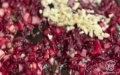 Чеснок чистим, режем и добавляем в зажарку.