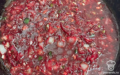 Приправляем солью, специями, зеленым луком. Доливаем немного воды. Тушим минут 5.