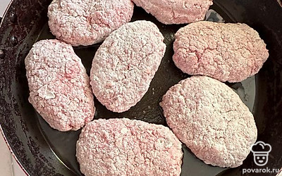 Замороженные котлеты жарим на растительном масле.