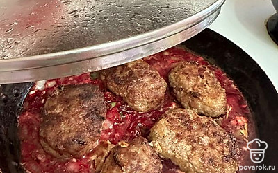 Поджаренные котлеты выкладываемся в подливу и томим под крышкой минут 10.