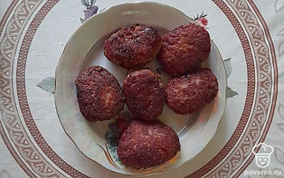 Выложите котлеты на тарелку.