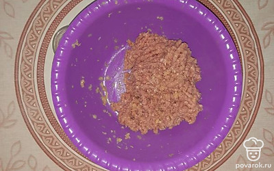 Лук и картошку пропустите через мясорубку и смешайте с фаршем. Добавьте черный молотый перец, соль. Перемешайте.