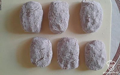 Сформируйте котлеты и слегка присыпьте их мукой.