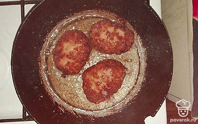 На разогретую сковороду влейте растительное масло, выложите котлеты и жарьте до появления золотистой корочки, 5-7 минут с каждой стороны.