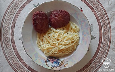 Котлеты подавайте в горячем виде с макаронами или с картофельным пюре.