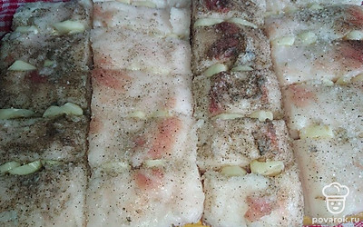 Через 3 дня очистите сало от излишков соли, заверните в пакет или чистую ткань. Можно хранить в морозилке.