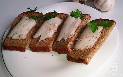 Разрежьте сало на ломтики, подавайте с черным хлебом, зеленым луком и разносолами.