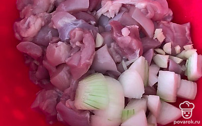 Порезать на кубики куриное филе, лук, чеснок.