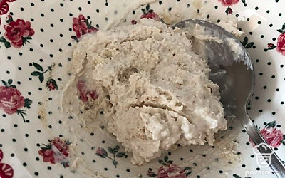 Сухари смешать со сметаной.