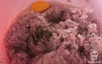 Прокрутить фарш и добавить яйцо, перец и соль.