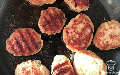 Обжариваем котлетки на растительном масле с одной стороны.