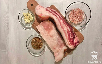 Приготовьте банку, она должна быть чистой и сухой. Разрежьте сало кусочки, почистите чеснок и порежьте на кружочки.