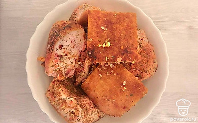 Смешайте соль со специями. Обваляйте каждый кусок сала в смеси и уложите в банку. Слегка утрамбуйте.