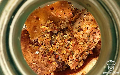 Оставьте сало на сутки при комнатной температуре, затем уберите в холодильник на три дня.