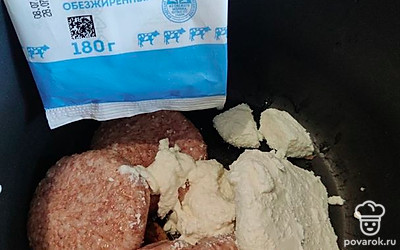 Добавьте творог. 