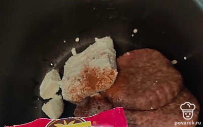 Посыпьте корицей и мускатным орехом.