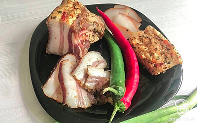 Удивите домочадцев канапе на шпажке из пряного сала со специями. Используйте поджаренный хлеб, корнишоны, маслины и сало.