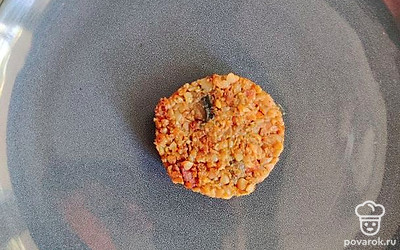 Подавайте шайбы порциями.