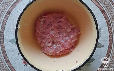 Репчатый лук нарежьте или натрите на терке, добавьте к фаршу. Поперчите, посолите и перемешайте.
