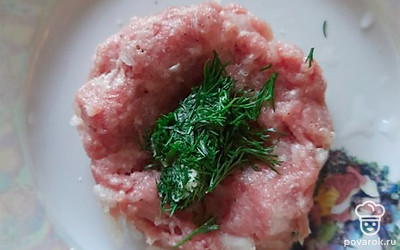 Из 2 столовых ложек фарша сделайте лепешку. Поместите в центр 1 чайную ложку сливочного масла, посыпьте укропом.
