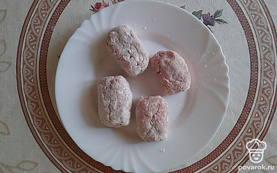 Сформируйте котлетки и обваляйте в муке.
