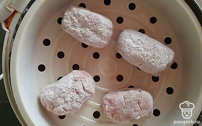 Сетку мультиварки или пароварки смажьте сливочным маслом и выложите котлеты. Готовьте 35 минут на пару.
