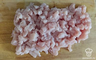 Филе нарезать мелкими кусочками.