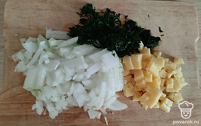 Нарезать лук, сыр, зелень.