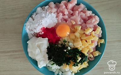 Добавить яйцо, паприку, крахмал, сметану, соль, все перемешать.