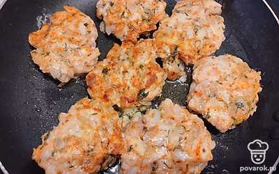 Обжарить на масле с двух сторон до золотистой корочки.