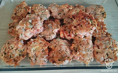 Переложить в форму для запекания, добавить воду, убрать в духовку на 30 минут при 200 градусах.