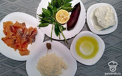 Приготовьте все продукты по списку. Свеклу отварите или запеките. Остудите и очистите. Базилик и лимон помойте и обсушит.